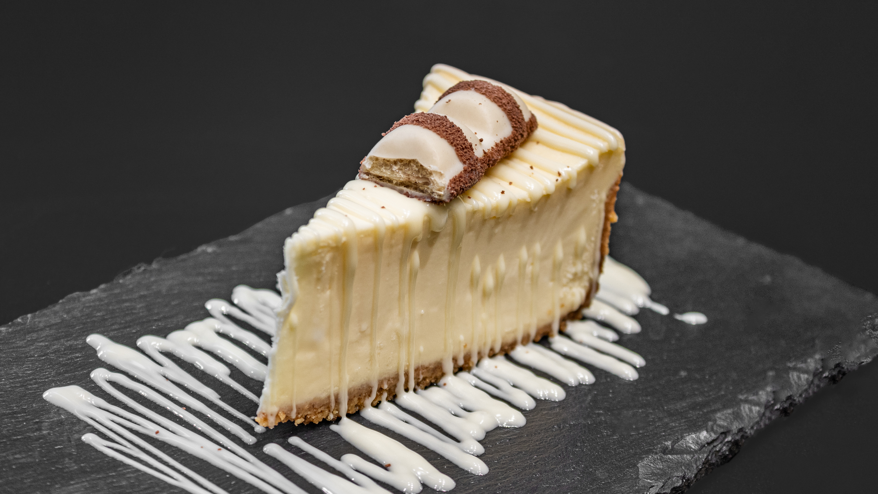 White Kinder Bueno Cheesecake
